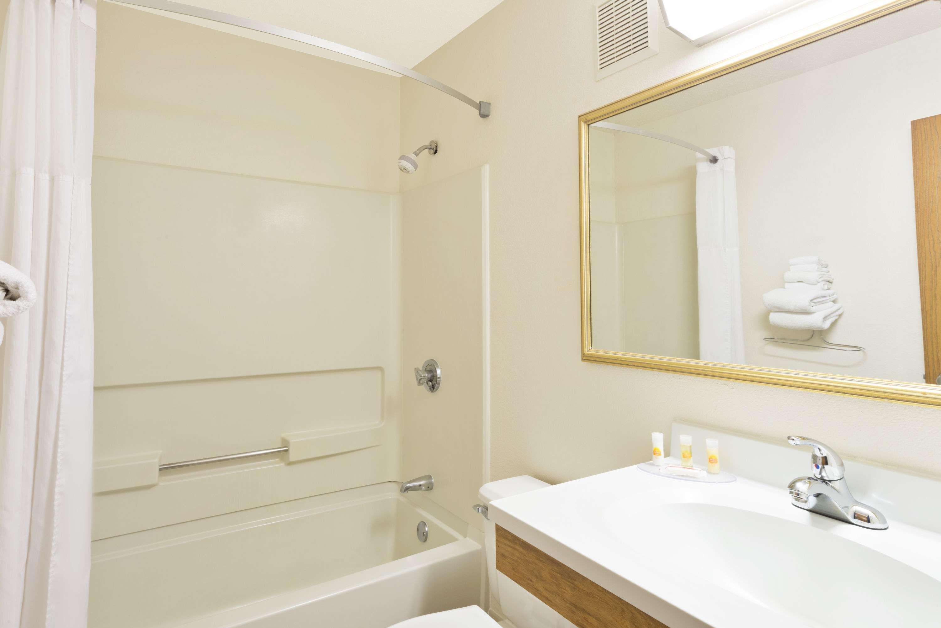 Days Inn By Wyndham Brunswick Bath Area Ngoại thất bức ảnh